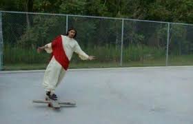 Clara andando en su patineta